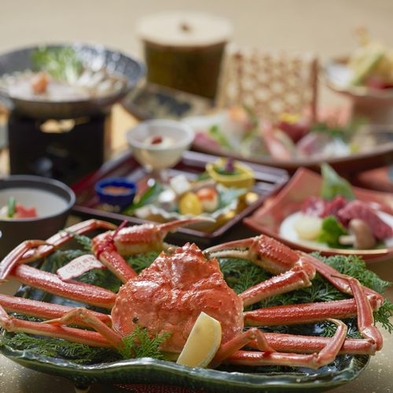 【和室】　色々な和食料理も堪能　タグ付き活松葉蟹が丸々一枚付いた和会席